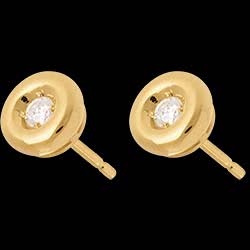 <a href=http://de.edenly.com/ohrstecker-diamanten/ohrstecker-calice-gelbgold,227,22.html?liste_cat=22 style=color:#fff;text-decoration:none;><u>Ohrstecker Kelch in Gelbgold</u><br><br><b>510 €</b></a>