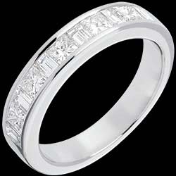 <a href=http://www.edenly.com/alliance-or-diamant/alliance-or-blanc-semi-pavee-serti-rail-carats,508,10.html?url=alliance-mariage-or-diamant&liste_cat=9X10X11X30X41X36X34X37X31 style=color:#fff;text-decoration:none;>  Alliance or blanc semi pav�e - serti rail    - 1 carats <br><b style=color:#FFE492;>1490 €</b> (-58%) </a>