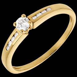 <a href=http://de.edenly.com/solitar-umrandet-von-diamanten/solitar-octave-gelbgold-027-karat-diamanten,63,4.html?liste_cat=4 style=color:#fff;text-decoration:none;><u>Solit�r Octave in Gelbgold - 0.27 Karat - 9 Diamanten</u><br><br><strike>990 €</strike> (-30%) <b style=color:#FF9999;>690 €</b></a>