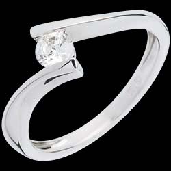<a href=http://www.edenly.com/solitaire-diamant/solitaire-apostrophe-or-blanc-gm-26-carats,361,3.html style=color:#fff;text-decoration:none;><u>Solitaire apostrophe or blanc (GM) - 0.26 carats</u><br><br><strike>1240 €</strike> (-52%) <b style=color:#FF9999;>590 €</b></a>