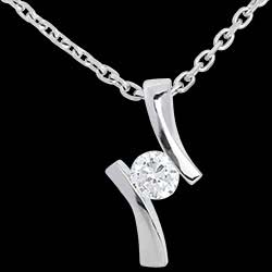 <a href=http://it.edenly.com/collane-classiche/ciondolo-apostrofo-diamante-oro-bianco-26-carati,363,15.html?url=ciondoli-collane&liste_cat=14X15X16X42X29X39 style=color:#fff;text-decoration:none;>Ciondolo Apostrofo diamante  - oro bianco - 0.26 carati <br><b style=color:#FFE492;>590 €</b></a>