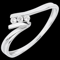 <a href=http://de.edenly.com/trilogie/,3018,5.html?liste_cat=5 style=color:#fff;text-decoration:none;><u>Ring Trilogie Euphorie</u><br><br><b>420 €</b></a>