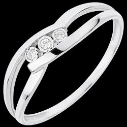 <a href=http://mariage.edenly.com/trilogies-diamant/bague-trilogie-baiser-amour,3026,1005.html?liste_cat=1002X1003X1004X1005X1012 style=color:#fff;text-decoration:none;><u>Bague Trilogie Baiser D'Amour</u><br><br><strike>360 €</strike> (-31%) <b style=color:#FF9999;>250 €</b></a>