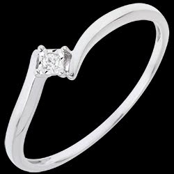<a href=http://de.edenly.com/ringe-klassisch/,3027,7.html?liste_cat=7 style=color:#fff;text-decoration:none;><u>Solit�r Ring Sibelle</u><br><br><b>260 €</b></a>