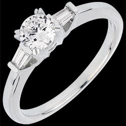 <a href=http://it.edenly.com/anelli-solitari-con-diamanti/anello-solitario-luce,3054,4.html?url=anelli-di-fidanzamento&liste_cat=2X3X4X5X12 style=color:#fff;text-decoration:none;>Anello Solitario Luce - 0.45 carati <br><b style=color:#FFE492;>1340 €</b> (-49%) </a>