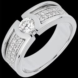 <a href=http://de.edenly.com/solitar-umrandet-von-diamanten/solitar-ring-gottin,3056,4.html?liste_cat=4 style=color:#fff;text-decoration:none;><u>Solit�r Ring G�ttin</u><br><br><b>3000 €</b></a>
