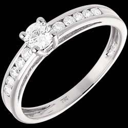 <a href=http://de.edenly.com/solitar-umrandet-von-diamanten/solitar-decies-weissgold-039-karat-11-diamanten,46,4.html?liste_cat=4 style=color:#fff;text-decoration:none;><u>Solit�r Embellie in Weissgold - 0.39 Karat - 11 Diamanten</u><br><br><strike>1550 €</strike> (-43%) <b style=color:#FF9999;>890 €</b></a>