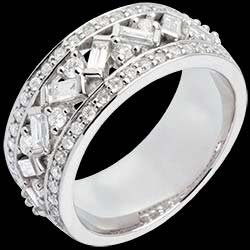 <a href=http://www.edenly.com/bagues-larges/bague-imperatrice-or-blanc-diamants-carats,515,8.html style=color:#fff;text-decoration:none;><u>Bague impératrice or blanc diamants - 0.9 carats</u><br><br><b>4760 €</b></a>