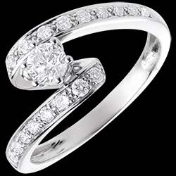 <a href=http://www.edenly.com/solitaires-accompagnes/solitaire-reverence-or-blanc-57-carats-19-diamants,64,4.html style=color:#fff;text-decoration:none;><u>Solitaire révérence or blanc - 0.57 carats - 19 diamants</u><br><br><strike>2240 €</strike> (-56%) <b style=color:#FF9999;>990 €</b></a>