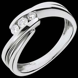 <a href=http://de.edenly.com/trilogie/trilogie-ring-ritournelle-weissgold,1105,5.html?liste_cat=5 style=color:#fff;text-decoration:none;><u>Trilogie-Ring Symphonie - Wei�gold mit 3 Diamanten - 0.21 Karat</u><br><br><strike>1360 €</strike> (-49%) <b style=color:#FF9999;>690 €</b></a>