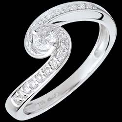 <a href=http://www.edenly.com/solitaires-accompagnes/solitaire-verseau-pave-or-blanc-28-carats,422,4.html style=color:#fff;text-decoration:none;><u>Solitaire verseau pavé - or blanc - 0.28 carats</u><br><br><strike>1100 €</strike> (-33%) <b style=color:#FF9999;>740 €</b></a>