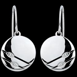 <a href=http://argent.edenly.com/boucles-d-orelles-pendantes-argent/,6010,2024.html?liste_cat=2024 style=color:#fff;text-decoration:none;><u>Boucles d'oreilles Voya</u><br><br><strike>160 €</strike> (-31%) <b style=color:#FF9999;>110 €</b></a>