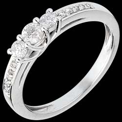 <a href=http://www.edenly.com/trilogies/bague-trilogie-or-blanc-pavee-mm-34-carats,440,5.html style=color:#fff;text-decoration:none;><u>Bague trilogie or blanc pavée (MM) - 0.34 carats</u><br><br><strike>1280 €</strike> (-42%) <b style=color:#FF9999;>740 €</b></a>