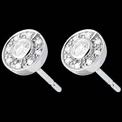 <a href=http://www.edenly.com/puces-diamants/boucles-oreilles-bouton-or-blanc-25-carats,424,22.html?liste_cat=20X22X24X23X38 style=color:#fff;text-decoration:none;><u>  Boucles d'oreilles bouton or blanc  - 0.25 carats</u><br><br><b>720 €</b></a>
