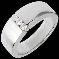 <a href=http://www.edenly.com/trilogies/trilogie-etreinte-or-blanc-gm-diamants,65,5.html?url=bague-fiancaille&liste_cat=2X3X4X5X12 style=color:#fff;text-decoration:none;>Trilogie �treinte or blanc  - 3 diamants <br><b style=color:#FFE492;>990 €</b> (-43%) </a>