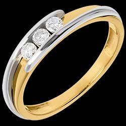 <a href=http://www.edenly.com/trilogies/trilogie-bipolaire-orjaune-or-blanc-mm-diamants,259,5.html?url=bague-fiancaille&liste_cat=2X3X4X5X12 style=color:#fff;text-decoration:none;>Trilogie bipolaire orjaune-or blanc  - 0.16 carat <br><b style=color:#FFE492;>540 €</b> (-47%) </a>