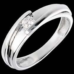 <a href=http://es.edenly.com/solitarios-diamante/solitario-bipolar-oro-blanco,58,3.html?url=anillos-compromiso&liste_cat=2X3X4X5X12 style=color:#fff;text-decoration:none;>Solitario bipolar oro blanco  <br><b style=color:#FFE492;>590 €</b> (-50%) </a>