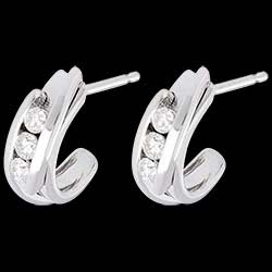 <a href=http://www.edenly.com/boucles-oreilles-creoles/boucles-oreilles-trilogie-bipolaire-or-blanc-cara,235,23.html?liste_cat=20X22X24X23X38 style=color:#fff;text-decoration:none;><u>  boucles d'oreilles trilogie bipolaire - or blanc  - 0.3 carats - 6 diamants</u><br><br><strike>1490 €</strike> (-47%) <b style=color:#FF9999;>790 €</b></a>