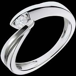 <a href=http://www.edenly.com/solitaire-diamant/bague-solitaire-or-blanc-ondine,1156,3.html?url=bague-fiancaille&liste_cat=2X3X4X5X12 style=color:#fff;text-decoration:none;>Bague solitaire or blanc Ondine <br><b style=color:#FFE492;>590 €</b> (-44%) </a>