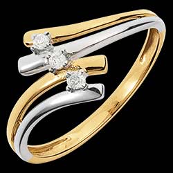 <a href=http://mariage.edenly.com/trilogies-diamant/solitaire-trilogie-firmament-3-diamants,1074,1005.html?liste_cat=1002X1003X1004X1005X1012 style=color:#fff;text-decoration:none;><u>Bague trilogie Firmament - 3 diamants</u><br><br><strike>440 €</strike> (-30%) <b style=color:#FF9999;>310 €</b></a>