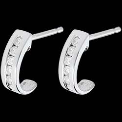 <a href=http://it.edenly.com/orecchini-cerchio-oro-diamanti/orecchini-mezze-lune-oro-bianco-pave-22-carati-12-diamanti,228,23.html?url=orecchini-cerchio-oro-diamanti&liste_cat=23 style=color:#fff;text-decoration:none;>Orecchini Mezze Lune oro bianco pav�  - 0.22 carati - 12 diamanti <br><b style=color:#FFE492;>490 €</b> (-33%) </a>