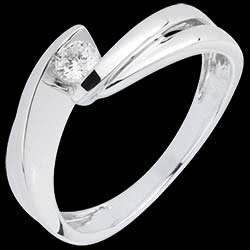 <a href=http://www.edenly.com/collection-lune-d-eden/bague-solitaire-or-blanc-mont,1129,118.html?liste_cat=118 style=color:#fff;text-decoration:none;><u>Bague Solitaire or blanc Mont Diamant</u><br><br><strike>1090 €</strike> (-37%) <b style=color:#FF9999;>690 €</b></a>