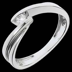<a href=http://en.edenly.com/rings-fine/white-gold-ondine-solitaire-ring,1155,7.html?liste_cat=7 style=color:#fff;text-decoration:none;><u>18K White Gold Ondine Solitaire Ring</u><br><br><b>� 699</b></a>