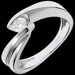 <a href=http://es.edenly.com/solitarios-diamante/anillo-solitario-oro-blanco-ondina,1154,3.html?url=anillos-compromiso&liste_cat=2X3X4X5X12 style=color:#fff;text-decoration:none;>Anillo Solitario oro blanco ondina <br><b style=color:#FFE492;>790 €</b> (-50%) </a>