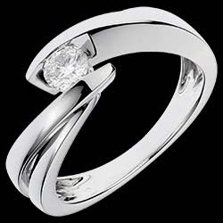 <a href=http://es.edenly.com/solitarios-diamante/anillo-solitario-oro-blanco-ondina,1157,3.html style=color:#fff;text-decoration:none;>Anillo Solitario oro blanco ondina <br><b style=color:#FFE492;>890 €</b> (-55%) </a>