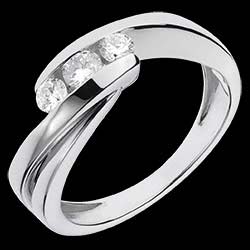 <a href=http://de.edenly.com/trilogie/trilogie-ring-ritournelle-weissgold,1106,5.html?liste_cat=5 style=color:#fff;text-decoration:none;><u>Trilogie-Ring Symphonie - Wei�gold mit 3 Diamanten - 0.32 Karat</u><br><br><strike>1730 €</strike> (-49%) <b style=color:#FF9999;>890 €</b></a>
