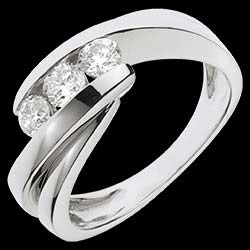 <a href=http://www.edenly.com/trilogies/bague-trilogie-ritournelle-or-blanc,1107,5.html?url=bague-fiancaille&liste_cat=2X3X4X5X12 style=color:#fff;text-decoration:none;>Bague trilogie Ritournelle or blanc - 0.54 carats - 3 diamants <br><b style=color:#FFE492;>1190 €</b> (-50%) </a>