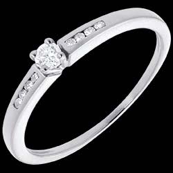 <a href=http://es.edenly.com/solitarios-acompanados/solitario-octave-oro-blanco-diamantes,48,4.html?url=anillos-compromiso&liste_cat=2X3X4X5X12 style=color:#fff;text-decoration:none;>Solitario Octave oro blanco  - 9 diamantes <br><b style=color:#FFE492;>390 €</b> (-32%) </a>