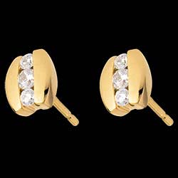 <a href=http://de.edenly.com/ohrstecker-diamanten/ohrstecker-trilogie-mit-spannfassung-gelbgold-023,267,22.html?liste_cat=22 style=color:#fff;text-decoration:none;><u>Ohrstecker Trilogie mit Spannfassung in Gelbgold  - 0.23 Karat - 6 Diamanten</u><br><br><strike>840 €</strike> (-30%) <b style=color:#FF9999;>590 €</b></a>