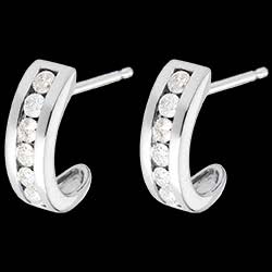 <a href=http://www.edenly.com/boucles-oreilles-creoles/boucles-oreilles-demie-lune-pavee-or-blanc-gm-41-c,211,23.html?liste_cat=20X22X24X23X38 style=color:#fff;text-decoration:none;><u>Boucles d'oreilles demi-lune pav�e or blanc (GM) - 0.41 carats - 12 diamants</u><br><br><strike>1220 €</strike> (-35%) <b style=color:#FF9999;>790 €</b></a>