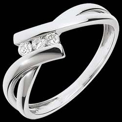 <a href=http://www.edenly.com/trilogies/bague-trilogie-dolce-vita-or-blanc,1109,5.html?url=bague-fiancaille&liste_cat=2X3X4X5X12 style=color:#fff;text-decoration:none;>Bague trilogie Dolce Vita or blanc - 3 diamants <br><b>810 €</b></a>
