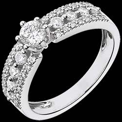 <a href=http://www.edenly.com/solitaires-accompagnes/solitaire-tsarine-or-blanc-pave,1081,4.html style=color:#fff;text-decoration:none;><u>Solitaire Tsarine or blanc pavé - 0.7 carats - 41 diamants</u><br><br><b>2540 €</b></a>