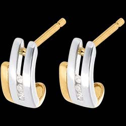 <a href=http://it.edenly.com/orecchini-cerchio-oro-diamanti/orecchini-trilogy-staffa-oro-giallo-oro-bianco-diamanti,207,23.html?url=orecchini-cerchio-oro-diamanti&liste_cat=23 style=color:#fff;text-decoration:none;>Orecchini Trilogy Staffa oro giallo e oro bianco - 6 diamanti <br><b style=color:#FFE492;>290 €</b> (-45%) </a>