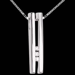 <a href=http://de.edenly.com/moderne-anhanger/collier-stimmgabel-trilogie-in-weissgold-diamanten,185,16.html style=color:#fff;text-decoration:none;><u>Collier Stimmgabel Trilogie in Weissgold - 3 Diamanten</u><br><br><strike>550 €</strike> (-36%) <b style=color:#FF9999;>350 €</b></a>