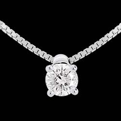 <a href=http://de.edenly.com/klassische-anhanger/collier-solitar-weissgold-021-karat,157,15.html?liste_cat=15 style=color:#fff;text-decoration:none;><u>Collier Solit�r in Weissgold - 0.21 Karat</u><br><br><b>790 €</b></a>