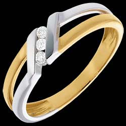 <a href=http://de.edenly.com/trilogie/trilogie-mit-spannfassung-weiss-und-gelbgold-diama,33,5.html?liste_cat=5 style=color:#fff;text-decoration:none;><u>Diamanten-Trilogie Ring mit Spannfassung in Weiss- und Gelbgold - 3 Diamanten</u><br><br><b>630 €</b></a>