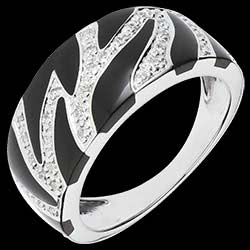 <a href=http://en.edenly.com/rings-large/sauvage-feline-ring,1176,8.html?liste_cat=6X7X8 style=color:#fff;text-decoration:none;><u>Wild Cat Ring</u><br><br><strike>� 1139</strike> (-43%) <b style=color:#FF9999;>� 649</b></a>