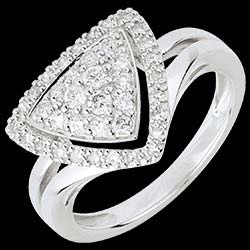 <a href=http://en.edenly.com/rings-large/navette-diamants-ring,1178,8.html?liste_cat=6X7X8 style=color:#fff;text-decoration:none;><u>Diamond Spaceship Ring</u><br><br><strike>� 1889</strike> (-56%) <b style=color:#FF9999;>� 839</b></a>