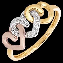 <a href=http://www.edenly.com/bagues-larges/bague-trois-coeurs-trois-ors-diamants,1540,8.html?liste_cat=6X7X8X32X33X35 style=color:#fff;text-decoration:none;><u>Bague Trois coeurs trois ors et diamants</u><br><br><strike>520 €</strike> (-35%) <b style=color:#FF9999;>340 €</b></a>