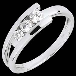 <a href=http://de.edenly.com/trilogie/trilogie-ring-trianon-weissgold,1084,5.html?liste_cat=5 style=color:#fff;text-decoration:none;><u>Trilogie-Ring Trianon - Wei�gold mit 3 Diamanten - 0.31 Karat</u><br><br><strike>1580 €</strike> (-50%) <b style=color:#FF9999;>790 €</b></a>