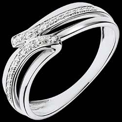 <a href=http://it.edenly.com/anelli-sottili/anello-serenity-oro-bianco-diamanti,1166,7.html?url=anelli&liste_cat=6X7X8X32X33X35X43 style=color:#fff;text-decoration:none;>Anello Serenity oro bianco - 6 diamanti <br><b style=color:#FFE492;>390 €</b> (-45%) </a>
