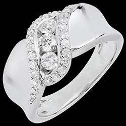 <a href=http://en.edenly.com/rings-large/white-gold-fantasia-trilogy-ring,1177,8.html?liste_cat=6X7X8 style=color:#fff;text-decoration:none;><u>White Gold Fantasia Trilogy Ring</u><br><br><strike>� 2519</strike> (-48%) <b style=color:#FF9999;>� 1309</b></a>