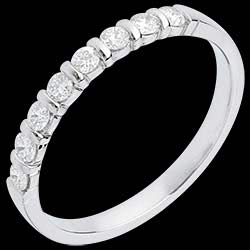 <a href=http://de.edenly.com/goldene-trauringe-mit-diamanten/trauring-semi-pave-weissgold-krappenfassung-03-kar,574,10.html?liste_cat=10 style=color:#fff;text-decoration:none;><u>Trauring zur H�lfte mit Diamanten besetzt in Weissgold - Krappenfassung  - 0.3 Karat - 8 Diamanten</u><br><br><strike>980 €</strike> (-30%) <b style=color:#FF9999;>690 €</b></a>