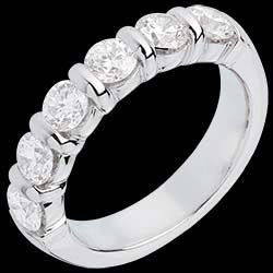 <a href=http://www.edenly.com/alliance-or-diamant/alliance-or-blanc-semi-pavee-serti-barrettes-carat,545,10.html?url=alliance-mariage-or-diamant&liste_cat=9X10X11X30X41X36X34X37X31 style=color:#fff;text-decoration:none;>Alliance or blanc semi pav�e - serti barrettes - 1.5 carats - 6 diamants <br><b style=color:#FFE492;>3490 €</b> (-45%) </a>