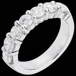 <a href=http://www.edenly.com/alliance-or-diamant/alliance-or-blanc-semi-pavee-serti-griffes-carats,583,10.html?liste_cat=10 style=color:#fff;text-decoration:none;><u>Alliance or blanc semi pav�e - serti griffes - 1.5 carats - 7 diamants</u><br><br><strike>5760 €</strike> (-41%) <b style=color:#FF9999;>3390 €</b></a>