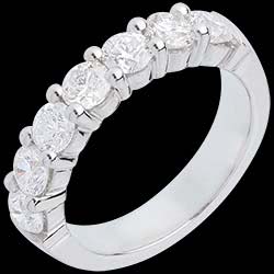 <a href=http://www.edenly.com/alliance-or-diamant/alliance-or-blanc-semi-pavee-serti-griffes-carats,597,10.html?liste_cat=10 style=color:#fff;text-decoration:none;><u>Alliance or blanc semi pav�e - serti griffes - 1.5 carats - 7 diamants</u><br><br><strike>4090 €</strike> (-42%) <b style=color:#FF9999;>2390 €</b></a>